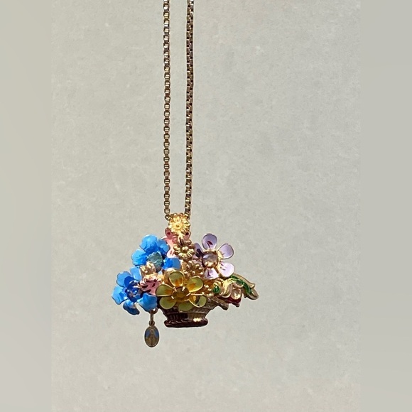 Virgin Mary Floral Basket Gold Tone Brooch Pin - Picture 6 of 11